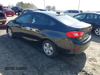 2017 Chevrolet Cruze LS z VIN 1G1BC5SM6H7107353, wystawiony jako IAAI lot #41817282 z przebiegiem 169 385 mil mil oraz . Historia ofert i sprzedaży dostępna na DreamBid. Obrazek 3.