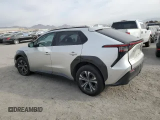 2023 Toyota bZ4X XLE z VIN JTMABACA1PA009058, wystawiony jako Copart lot #42633585 z przebiegiem 39 922 mil mil oraz Szkody całkowita. Historia ofert i sprzedaży dostępna na DreamBid. Obrazek 2.