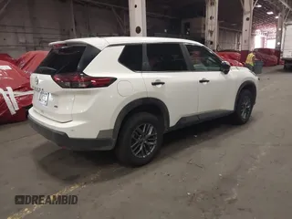 2024 Nissan Rogue S z VIN 5N1BT3AB2RC732834, wystawiony jako IAAI lot #42362033 z przebiegiem 6 642 mil mil oraz . Historia ofert i sprzedaży dostępna na DreamBid. Obrazek 4.