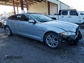 2015 Jaguar XJ Portfolio z VIN SAJWJ2GD9F8V81151, wystawiony jako Copart lot #45724765 z przebiegiem 77 392 mil mil oraz Szkoda całkowita • Salvage title. Historia ofert i sprzedaży dostępna na DreamBid. Obrazek 4.