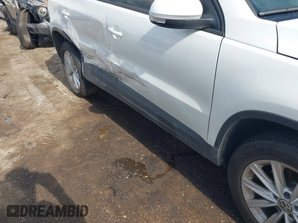 2017 Volkswagen Tiguan S z VIN WVGAV7AX2HK051022, wystawiony jako IAAI lot #42214161 z przebiegiem 87 914 mil mil oraz . Historia ofert i sprzedaży dostępna na DreamBid. Obrazek 6.