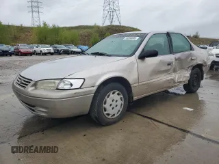 1997 Toyota Camry LE z VIN 4T1BG22K9VU804033, wystawiony jako Copart lot #55596005 z przebiegiem 240 995 mil mil oraz Szkoda całkowita • Salvage title. Historia ofert i sprzedaży dostępna na DreamBid. Obrazek 1.