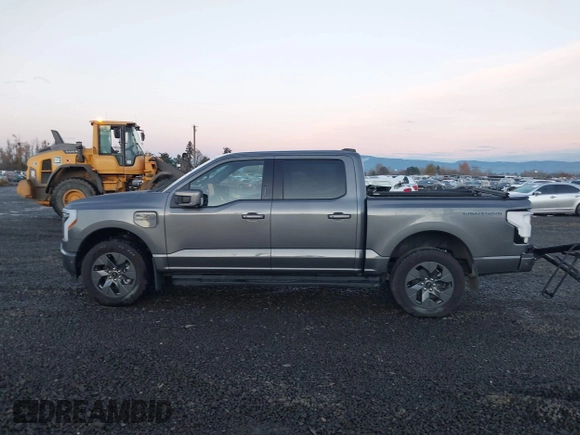 2023 Ford F-150 Lightning Pro z VIN 1FT6W1EV6PWG26596, wystawiony jako IAAI lot #40862334 z przebiegiem 13 857 mil mil oraz . Historia ofert i sprzedaży dostępna na DreamBid. Obrazek 15.