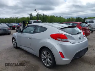 2016 Hyundai Veloster z VIN KMHTC6AD2GU277109, wystawiony jako IAAI lot #42312969 z przebiegiem 132 899 mil mil oraz . Historia ofert i sprzedaży dostępna na DreamBid. Obrazek 3.