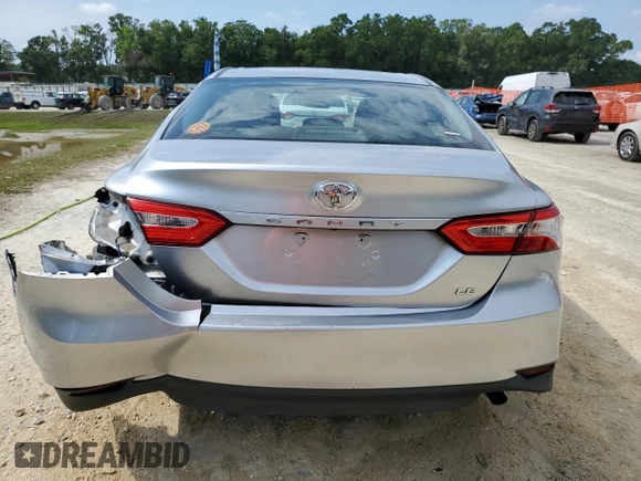 2018 Toyota Camry LE z VIN 4T1B11HK3JU525478, wystawiony jako Copart lot #56112235 z przebiegiem 141 609 mil mil oraz Szkoda całkowita • Salvage title. Historia ofert i sprzedaży dostępna na DreamBid. Obrazek 6.