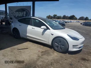 2021 Tesla Model 3 Standard Range Plus z VIN 5YJ3E1EA7MF078241, wystawiony jako Copart lot #57100525 z przebiegiem 56 700 mil mil oraz Szkoda całkowita • Salvage title. Historia ofert i sprzedaży dostępna na DreamBid. Obrazek 4.