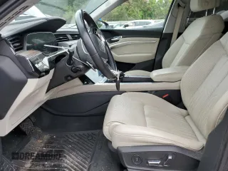 2019 Audi e-tron Prestige с VIN WA1VAAGEXKB010434, выставлен на аукционе Copart как лот 57765595 с пробегом 31 956 миль миль и Списание • Salvage title. История ставок и продаж доступна на DreamBid. Изображение 8.