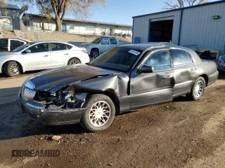 2002 Lincoln Town Car Signature z VIN 1LNHM82W02Y611525, wystawiony jako Copart lot #81514784 z przebiegiem 123 140 mil mil oraz Szkoda całkowita • Salvage title. Historia ofert i sprzedaży dostępna na DreamBid. Obrazek 1.