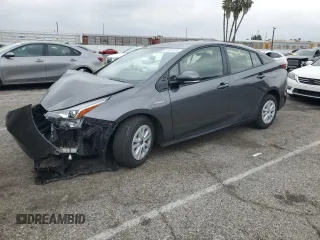 2019 Toyota Prius L Eco z VIN JTDKARFU0K3087436, wystawiony jako Copart lot #55699135 z przebiegiem Nie podano mil oraz Szkoda całkowita • Salvage title. Historia ofert i sprzedaży dostępna na DreamBid. Obrazek 1.