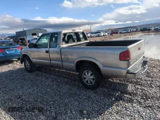 2003 GMC Sonoma SLS with VIN 1GTDT19X838102330, listed as a Copart auction lot 44064695 with 165,227 mi miles and Salvage Title. Bid and sale history available at carsss.com. Image 2.