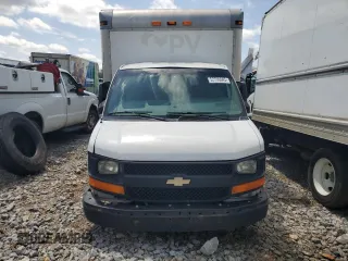 2012 Chevrolet Express Commercial Work Van z VIN 1GB0G2CA0C1166551, wystawiony jako Copart lot #52700645 z przebiegiem Nie podano mil oraz Szkoda całkowita • Salvage title. Historia ofert i sprzedaży dostępna na DreamBid. Obrazek 5.