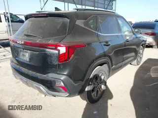 2024 Kia Seltos S z VIN KNDEU2AA7R7502828, wystawiony jako IAAI lot #41802523 z przebiegiem 25 962 mil mil oraz . Historia ofert i sprzedaży dostępna na DreamBid. Obrazek 4.