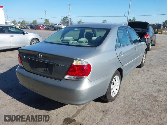2005 Toyota Camry LE z VIN 4T1BE30K65U543152, wystawiony jako IAAI lot #42183864 z przebiegiem 228 285 mil mil oraz . Historia ofert i sprzedaży dostępna na DreamBid. Obrazek 4.