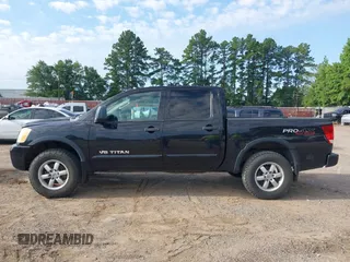 2011 Nissan Titan SL z VIN 1N6AA0EC4BN317674, wystawiony jako IAAI lot #42523569 z przebiegiem 208 045 mil mil oraz . Historia ofert i sprzedaży dostępna na DreamBid. Obrazek 14.