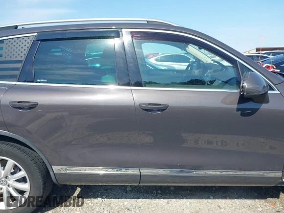 2012 Volkswagen Touareg Sport z VIN WVGEF9BPXCD011020, wystawiony jako IAAI lot #42000763 z przebiegiem 143 470 mil mil oraz . Historia ofert i sprzedaży dostępna na DreamBid. Obrazek 14.