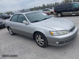2001 Lexus ES 300 with VIN JT8BF28G015112689, listed as a IAAI auction lot 42075076 with 241,147 mi miles. Bid and sale history available at carsss.com. Image 1.
