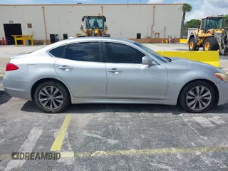 2014 Infiniti Q70 Luxe z VIN JN1BY1AP5EM260464, wystawiony jako IAAI lot #42372872 z przebiegiem 116 756 mil mil oraz . Historia ofert i sprzedaży dostępna na DreamBid. Obrazek 13.