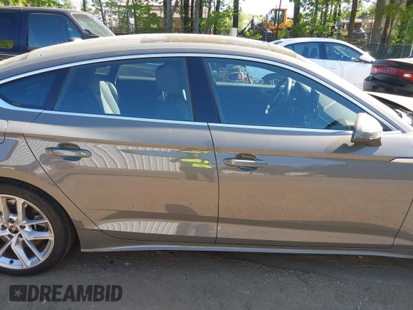 2024 Audi A5 Sportback S line Premium Plus z VIN WAUFACF52RA050222, wystawiony jako IAAI lot #42135082 z przebiegiem 36 607 mil mil oraz . Historia ofert i sprzedaży dostępna na DreamBid. Obrazek 14.