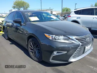 2018 Lexus ES 350 z VIN 58ABK1GGXJU098576, wystawiony jako IAAI lot #42268560 z przebiegiem 116 378 mil mil oraz . Historia ofert i sprzedaży dostępna na DreamBid. Obrazek 1.