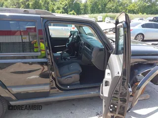 2008 Jeep Commander Sport z VIN 1J8HG48K08C132383, wystawiony jako IAAI lot #42600242 z przebiegiem 167 206 mil mil oraz . Historia ofert i sprzedaży dostępna na DreamBid. Obrazek 5.