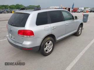 2007 Volkswagen Touareg V6 z VIN WVGZE77L57D001046, wystawiony jako IAAI lot #42283224 z przebiegiem 243 861 mil mil oraz . Historia ofert i sprzedaży dostępna na DreamBid. Obrazek 4.