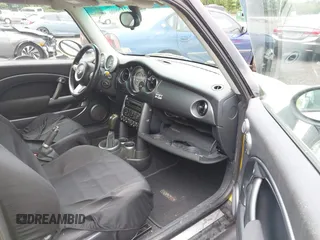 2005 MINI Hardtop S z VIN WMWRE33505TL10590, wystawiony jako IAAI lot #42329906 z przebiegiem 202 395 mil mil oraz . Historia ofert i sprzedaży dostępna na DreamBid. Obrazek 5.