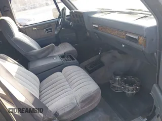 1989 GMC Suburban z VIN 1GKEV16KXKF536870, wystawiony jako IAAI lot #41531645 z przebiegiem 13 976 mil mil oraz . Historia ofert i sprzedaży dostępna na DreamBid. Obrazek 5.