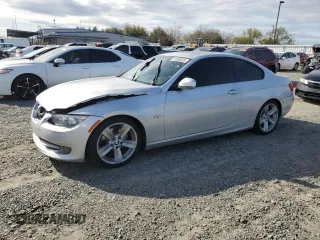 2011 BMW 3 Series 328i z VIN WBAKE5C55BE429684, wystawiony jako Copart lot #49988935 z przebiegiem 108 842 mil mil oraz Szkoda całkowita • Salvage title. Historia ofert i sprzedaży dostępna na DreamBid. Obrazek 1.