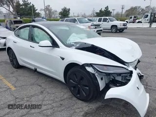 2025 Tesla Model 3 Long Range z VIN 5YJ3E1EA4SF966099, wystawiony jako IAAI lot #41900009 z przebiegiem 122 mil mil oraz . Historia ofert i sprzedaży dostępna na DreamBid. Obrazek 1.