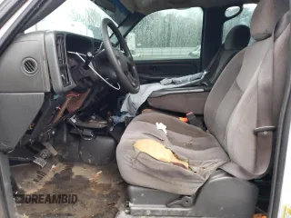 2007 GMC Sierra 3500 DRW Work Trk z VIN 1GTJK33D87F124104, wystawiony jako Copart lot #80835084 z przebiegiem 321 629 mil mil oraz Szkody całkowita. Historia ofert i sprzedaży dostępna na DreamBid. Obrazek 7.