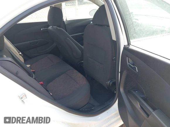 2019 Chevrolet Sonic LT z VIN 1G1JD5SB1K4148053, wystawiony jako IAAI lot #42264914 z przebiegiem 31 333 mil mil oraz . Historia ofert i sprzedaży dostępna na DreamBid. Obrazek 8.