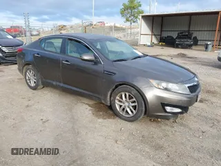 2013 Kia Optima LX z VIN 5XXGM4A73DG210666, wystawiony jako IAAI lot #40937549 z przebiegiem 204 715 mil mil oraz . Historia ofert i sprzedaży dostępna na DreamBid. Obrazek 1.
