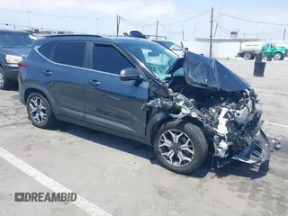 2022 Kia Seltos EX z VIN KNDERCAA2N7246714, wystawiony jako IAAI lot #42282653 z przebiegiem 51 650 mil mil oraz . Historia ofert i sprzedaży dostępna na DreamBid. Obrazek 1.