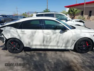 2025 Honda Civic Type R z VIN JHMFL5G4XSX002063, wystawiony jako IAAI lot #41979140 z przebiegiem 3 926 mil mil oraz . Historia ofert i sprzedaży dostępna na DreamBid. Obrazek 13.