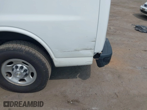 2021 Chevrolet Express Cargo z VIN 1GCWGAFP6M1206374, wystawiony jako IAAI lot #42451400 z przebiegiem 118 252 mil mil oraz . Historia ofert i sprzedaży dostępna na DreamBid. Obrazek 6.