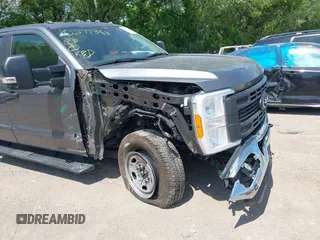 2023 Ford F-250 XL z VIN 1FT7W2AA9PEE21227, wystawiony jako IAAI lot #42277343 z przebiegiem 14 957 mil mil oraz . Historia ofert i sprzedaży dostępna na DreamBid. Obrazek 6.