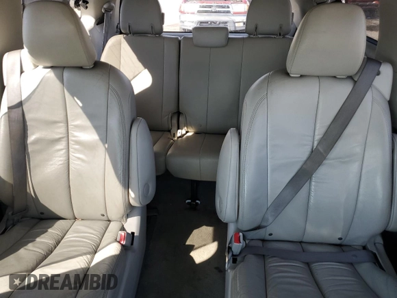 2011 Toyota Sienna XLE z VIN 5TDDK3DC1BS021487, wystawiony jako Copart lot #56468965 z przebiegiem 150 311 mil mil oraz Czysty tytuł • Clean title. Historia ofert i sprzedaży dostępna na DreamBid. Obrazek 10.