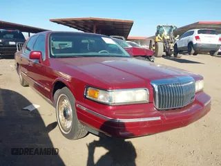 1996 Lincoln Town Car Executive z VIN 1LNLM81W5TY665786, wystawiony jako IAAI lot #42337707 z przebiegiem 110 403 mil mil oraz . Historia ofert i sprzedaży dostępna na DreamBid. Obrazek 1.