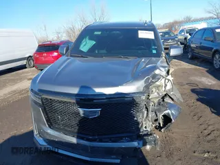 2021 Cadillac Escalade Premium Luxury z VIN 1GYS4CKL2MR231788, wystawiony jako IAAI lot #41630686 z przebiegiem 56 672 mil mil oraz . Historia ofert i sprzedaży dostępna na DreamBid. Obrazek 12.
