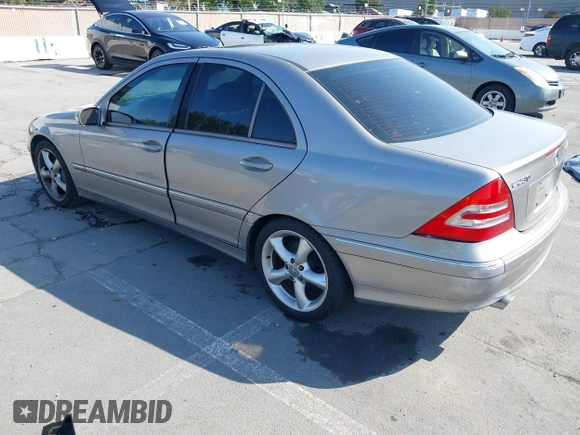 2004 Mercedes-Benz C 230 Kompressor z VIN WDBRF40J24A594806, wystawiony jako IAAI lot #42444464 z przebiegiem 266 778 mil mil oraz . Historia ofert i sprzedaży dostępna na DreamBid. Obrazek 3.