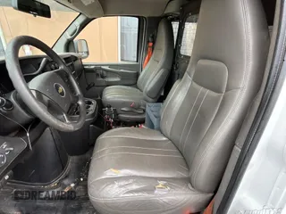 2014 Chevrolet Express Cargo z VIN 1GCSGAFX2E1160851, wystawiony jako IAAI lot #42649641 z przebiegiem 218 374 mil mil oraz . Historia ofert i sprzedaży dostępna na DreamBid. Obrazek 11.