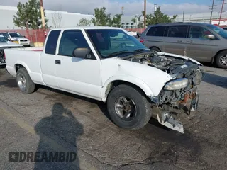 2000 Chevrolet S-10 LS with VIN 1GCCS19W5Y8313840, listed as a IAAI auction lot 41592172 with 245,967 mi miles. Bid and sale history available at carsss.com. Image 1.