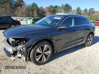 2024 Audi Q8 e-tron Premium Plus z VIN WA15AAGE2RB022720, wystawiony jako Copart lot #80526654 z przebiegiem 11 445 mil mil oraz Szkoda całkowita • Salvage title. Historia ofert i sprzedaży dostępna na DreamBid. Obrazek 1.