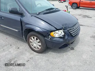 2007 Chrysler Town & Country Touring z VIN 2A4GP54L37R210162, wystawiony jako IAAI lot #42414404 z przebiegiem 276 516 mil mil oraz . Historia ofert i sprzedaży dostępna na DreamBid. Obrazek 6.