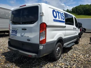 2018 Ford Transit z VIN 1FTYR1YG2JKA87504, wystawiony jako IAAI lot #42679100 z przebiegiem 139 835 mil mil oraz . Historia ofert i sprzedaży dostępna na DreamBid. Obrazek 12.