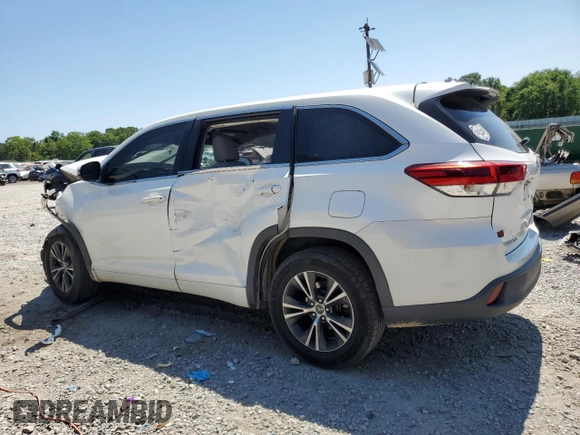 2018 Toyota Highlander LE z VIN 5TDZARFH0JS036985, wystawiony jako Copart lot #54472975 z przebiegiem 128 131 mil mil oraz Szkoda całkowita • Salvage title. Historia ofert i sprzedaży dostępna na DreamBid. Obrazek 2.