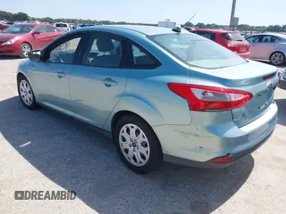 2012 Ford Focus SE z VIN 1FAHP3F22CL352952, wystawiony jako IAAI lot #42722671 z przebiegiem 126 923 mil mil oraz . Historia ofert i sprzedaży dostępna na DreamBid. Obrazek 3.
