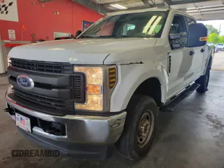 2019 Ford F-250 XL z VIN 1FT7W2B68KEF37148, wystawiony jako IAAI lot #42569097 z przebiegiem 201 085 mil mil oraz . Historia ofert i sprzedaży dostępna na DreamBid. Obrazek 3.