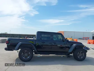 2021 Jeep Gladiator Rubicon z VIN 1C6JJTBG6ML535939, wystawiony jako IAAI lot #42260764 z przebiegiem 114 060 mil mil oraz . Historia ofert i sprzedaży dostępna na DreamBid. Obrazek 13.