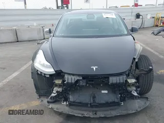 2020 Tesla Model 3 Long Range z VIN 5YJ3E1EB0LF600098, wystawiony jako IAAI lot #41071258 z przebiegiem 149 939 mil mil oraz . Historia ofert i sprzedaży dostępna na DreamBid. Obrazek 6.